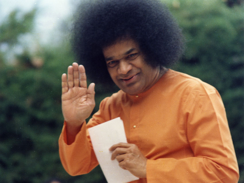 Bhagawan Sri Sathya Sai Baba greeting devotees.